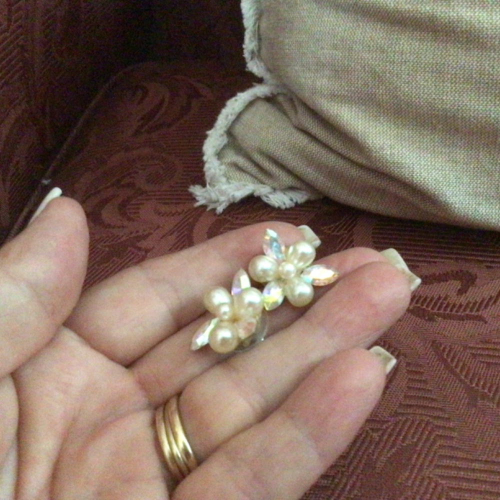 Stunning Pearl and Swarovski Petal Cut Cluster Stud Earrings - Picture 2 of 5